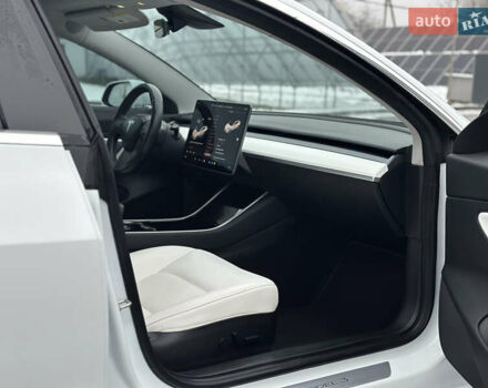 Білий Тесла Модель 3, об'ємом двигуна 0 л та пробігом 118 тис. км за 14999 $, фото 104 на Automoto.ua