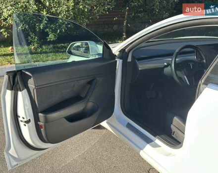 Білий Тесла Модель 3, об'ємом двигуна 0 л та пробігом 94 тис. км за 16800 $, фото 23 на Automoto.ua