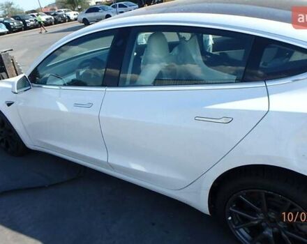 Белый Тесла Модель 3, объемом двигателя 0 л и пробегом 74 тыс. км за 15600 $, фото 1 на Automoto.ua