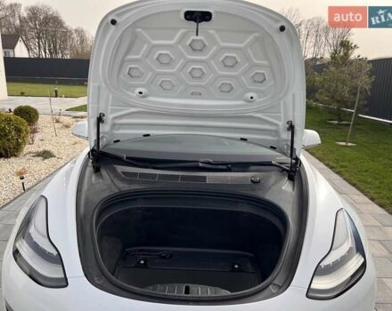 Белый Тесла Модель 3, объемом двигателя 0 л и пробегом 132 тыс. км за 20100 $, фото 27 на Automoto.ua