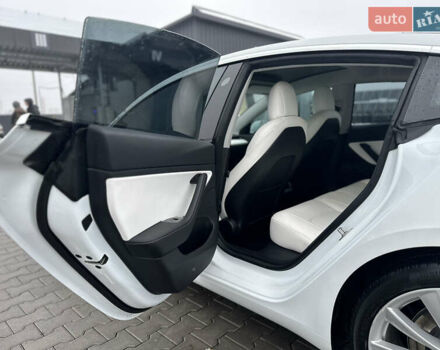 Білий Тесла Модель 3, об'ємом двигуна 0 л та пробігом 118 тис. км за 14999 $, фото 76 на Automoto.ua