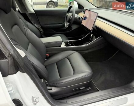 Белый Тесла Модель 3, объемом двигателя 0 л и пробегом 93 тыс. км за 15800 $, фото 8 на Automoto.ua