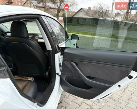 Білий Тесла Модель 3, об'ємом двигуна 0 л та пробігом 94 тис. км за 16300 $, фото 14 на Automoto.ua