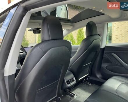 Білий Тесла Модель 3, об'ємом двигуна 0 л та пробігом 114 тис. км за 19999 $, фото 14 на Automoto.ua