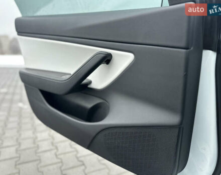 Білий Тесла Модель 3, об'ємом двигуна 0 л та пробігом 118 тис. км за 14999 $, фото 73 на Automoto.ua