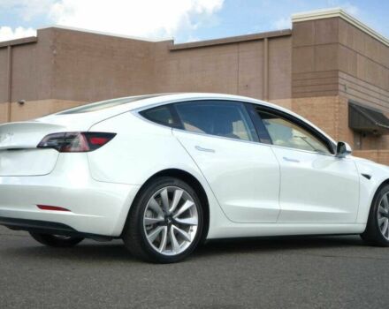 Тесла Модель 3 2018 в Киеве на Automoto.ua Белый Тесла Модель 3, объемом двигателя 0 л и пробегом 43 тыс. км за 7500 $, фото 5 на Automoto.ua