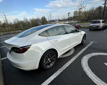 Белый Тесла Модель 3, объемом двигателя 0 л и пробегом 63 тыс. км за 17900 $, фото 4 на Automoto.ua
