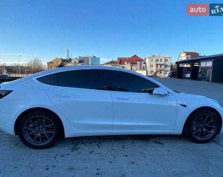 Белый Тесла Модель 3, объемом двигателя 0 л и пробегом 80 тыс. км за 17500 $, фото 7 на Automoto.ua