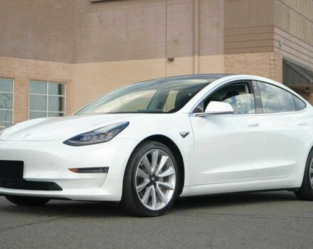 Тесла Модель 3 2018 в Киеве на Automoto.ua Белый Тесла Модель 3, объемом двигателя 0 л и пробегом 43 тыс. км за 7500 $, фото 2 на Automoto.ua