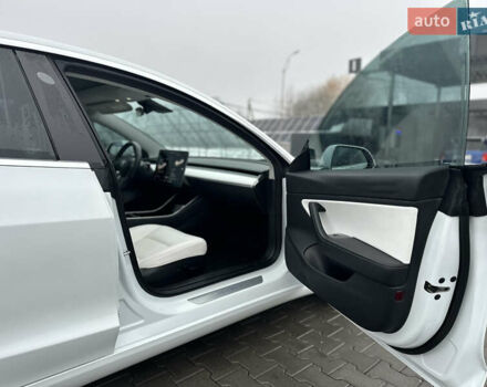 Білий Тесла Модель 3, об'ємом двигуна 0 л та пробігом 118 тис. км за 14999 $, фото 103 на Automoto.ua