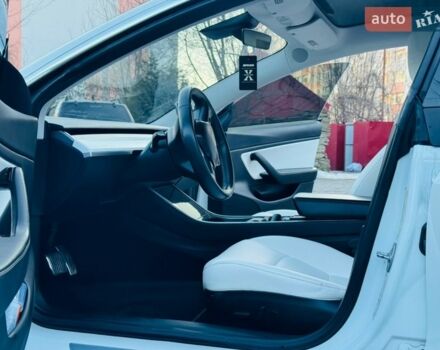 Білий Тесла Модель 3, об'ємом двигуна 0 л та пробігом 116 тис. км за 15500 $, фото 4 на Automoto.ua