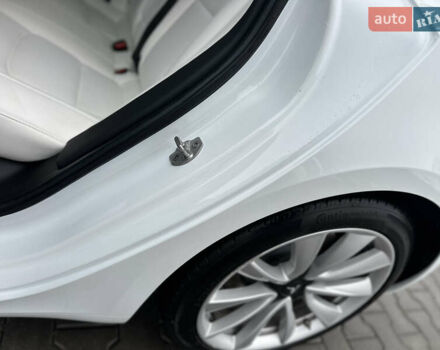 Білий Тесла Модель 3, об'ємом двигуна 0 л та пробігом 118 тис. км за 14999 $, фото 85 на Automoto.ua