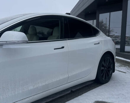 Белый Тесла Модель 3, объемом двигателя 0 л и пробегом 105 тыс. км за 19999 $, фото 3 на Automoto.ua