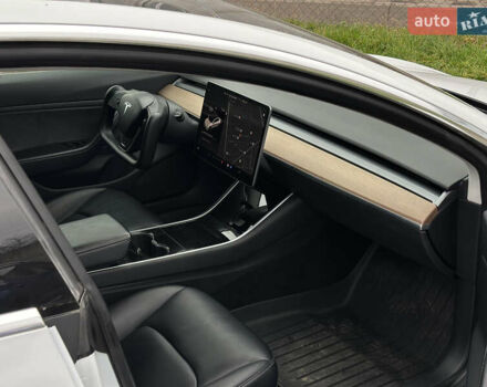 Белый Тесла Модель 3, объемом двигателя 0 л и пробегом 202 тыс. км за 13900 $, фото 16 на Automoto.ua