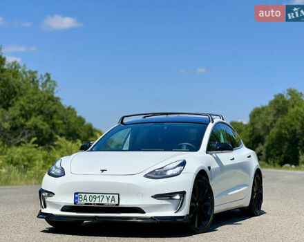 Тесла Модель 3 2018 у Александрие на Automoto.ua Білий Тесла Модель 3, об'ємом двигуна 0 л та пробігом 160 тис. км за 18600 $, фото 2 на Automoto.ua