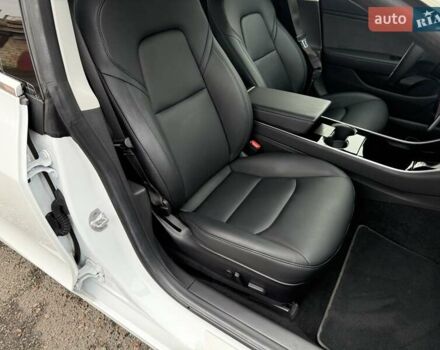 Белый Тесла Модель 3, объемом двигателя 0 л и пробегом 93 тыс. км за 15800 $, фото 11 на Automoto.ua