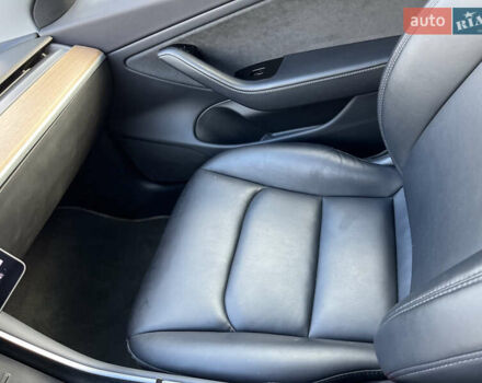 Белый Тесла Модель 3, объемом двигателя 0 л и пробегом 78 тыс. км за 27300 $, фото 30 на Automoto.ua