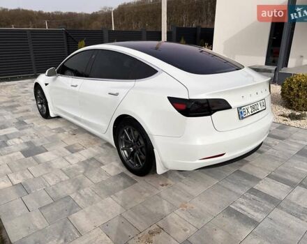 Белый Тесла Модель 3, объемом двигателя 0 л и пробегом 132 тыс. км за 20100 $, фото 6 на Automoto.ua