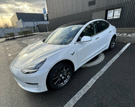 Белый Тесла Модель 3, объемом двигателя 0 л и пробегом 63 тыс. км за 17000 $, фото 2 на Automoto.ua
