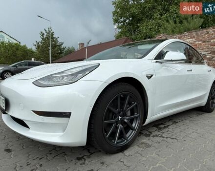 Білий Тесла Модель 3, об'ємом двигуна 0 л та пробігом 84 тис. км за 17100 $, фото 1 на Automoto.ua