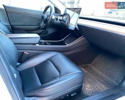 Білий Тесла Модель 3, об'ємом двигуна 0 л та пробігом 99 тис. км за 18200 $, фото 20 на Automoto.ua