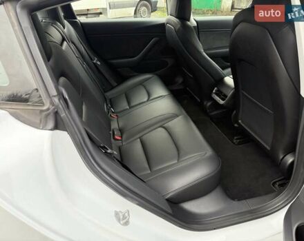 Белый Тесла Модель 3, объемом двигателя 0 л и пробегом 93 тыс. км за 15800 $, фото 13 на Automoto.ua