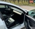 Білий Тесла Модель 3, об'ємом двигуна 0 л та пробігом 67 тис. км за 18500 $, фото 17 на Automoto.ua