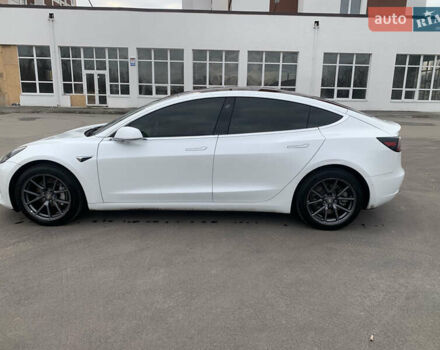 Тесла Модель 3 2018 у Києві на Automoto.ua Білий Тесла Модель 3, об'ємом двигуна 0 л та пробігом 65 тис. км за 15300 $, фото 13 на Automoto.ua
