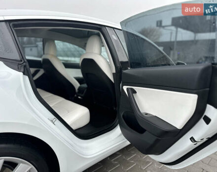 Білий Тесла Модель 3, об'ємом двигуна 0 л та пробігом 118 тис. км за 14999 $, фото 95 на Automoto.ua