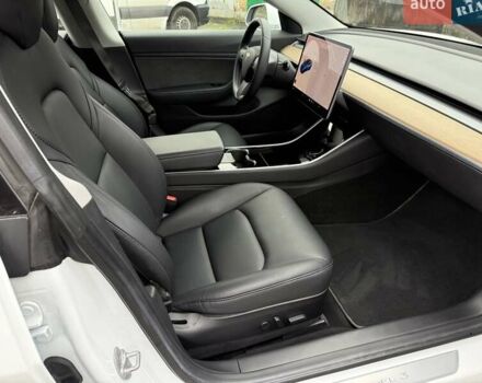 Білий Тесла Модель 3, об'ємом двигуна 0 л та пробігом 93 тис. км за 15800 $, фото 14 на Automoto.ua