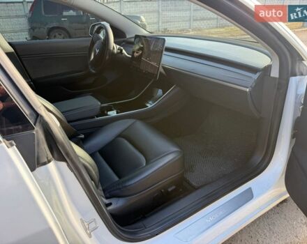 Белый Тесла Модель 3, объемом двигателя 0 л и пробегом 94 тыс. км за 15400 $, фото 7 на Automoto.ua