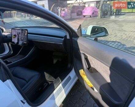 Білий Тесла Модель 3, об'ємом двигуна 0 л та пробігом 134 тис. км за 16500 $, фото 7 на Automoto.ua