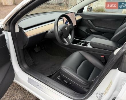 Белый Тесла Модель 3, объемом двигателя 0 л и пробегом 93 тыс. км за 15800 $, фото 5 на Automoto.ua