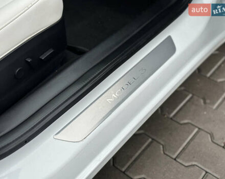 Білий Тесла Модель 3, об'ємом двигуна 0 л та пробігом 118 тис. км за 14999 $, фото 112 на Automoto.ua