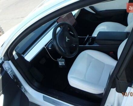 Белый Тесла Модель 3, объемом двигателя 0 л и пробегом 74 тыс. км за 15600 $, фото 4 на Automoto.ua