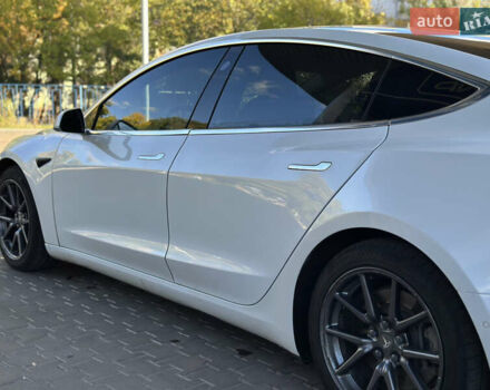 Білий Тесла Модель 3, об'ємом двигуна 0 л та пробігом 137 тис. км за 16400 $, фото 4 на Automoto.ua