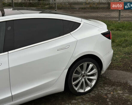 Белый Тесла Модель 3, объемом двигателя 0 л и пробегом 202 тыс. км за 13900 $, фото 2 на Automoto.ua