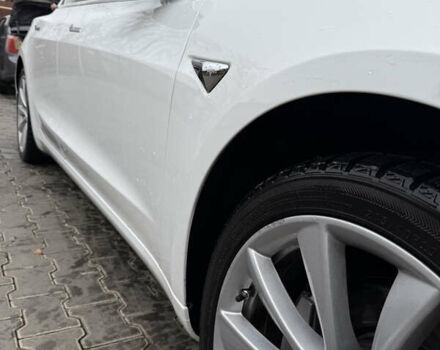 Білий Тесла Модель 3, об'ємом двигуна 0 л та пробігом 123 тис. км за 18000 $, фото 2 на Automoto.ua