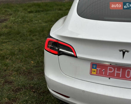 Белый Тесла Модель 3, объемом двигателя 0 л и пробегом 202 тыс. км за 13900 $, фото 5 на Automoto.ua
