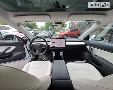 Белый Тесла Модель 3, объемом двигателя 0 л и пробегом 75 тыс. км за 16900 $, фото 19 на Automoto.ua
