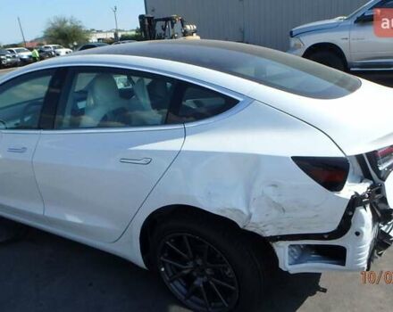 Белый Тесла Модель 3, объемом двигателя 0 л и пробегом 74 тыс. км за 15600 $, фото 3 на Automoto.ua