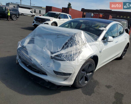 Белый Тесла Модель 3, объемом двигателя 0 л и пробегом 250 тыс. км за 10800 $, фото 1 на Automoto.ua