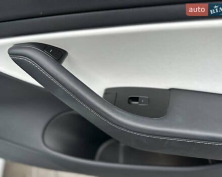 Білий Тесла Модель 3, об'ємом двигуна 0 л та пробігом 118 тис. км за 14999 $, фото 107 на Automoto.ua