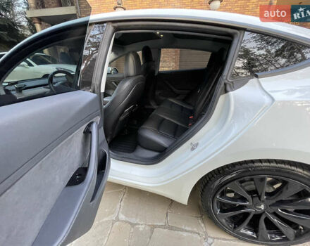 Белый Тесла Модель 3, объемом двигателя 0 л и пробегом 105 тыс. км за 17999 $, фото 10 на Automoto.ua