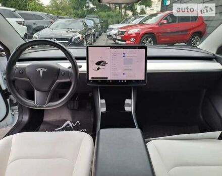 Белый Тесла Модель 3, объемом двигателя 0 л и пробегом 75 тыс. км за 16900 $, фото 18 на Automoto.ua