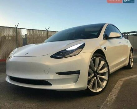 Тесла Модель 3 2018 у Одесі на Automoto.ua Білий Тесла Модель 3, об'ємом двигуна 0 л та пробігом 67 тис. км за 21500 $, фото 1 на Automoto.ua