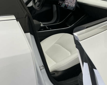 Белый Тесла Модель 3, объемом двигателя 0 л и пробегом 59 тыс. км за 23999 $, фото 7 на Automoto.ua