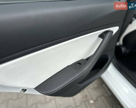 Білий Тесла Модель 3, об'ємом двигуна 0 л та пробігом 118 тис. км за 14999 $, фото 79 на Automoto.ua