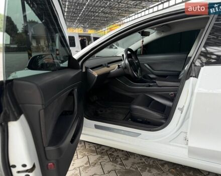 Білий Тесла Модель 3, об'ємом двигуна 0 л та пробігом 157 тис. км за 18500 $, фото 13 на Automoto.ua