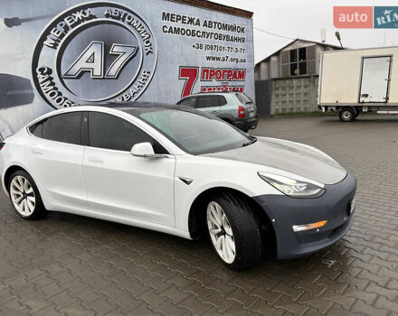 Білий Тесла Модель 3, об'ємом двигуна 0 л та пробігом 94 тис. км за 16300 $, фото 1 на Automoto.ua